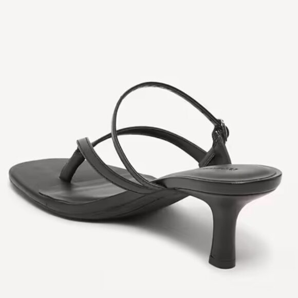 Old Navy Kitten Heel Thong Sandals in Black - Picture 3 of 5